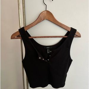 Cropped black quarter button tank